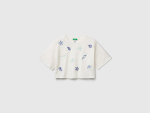 T-shirt con ricamo conchiglie
