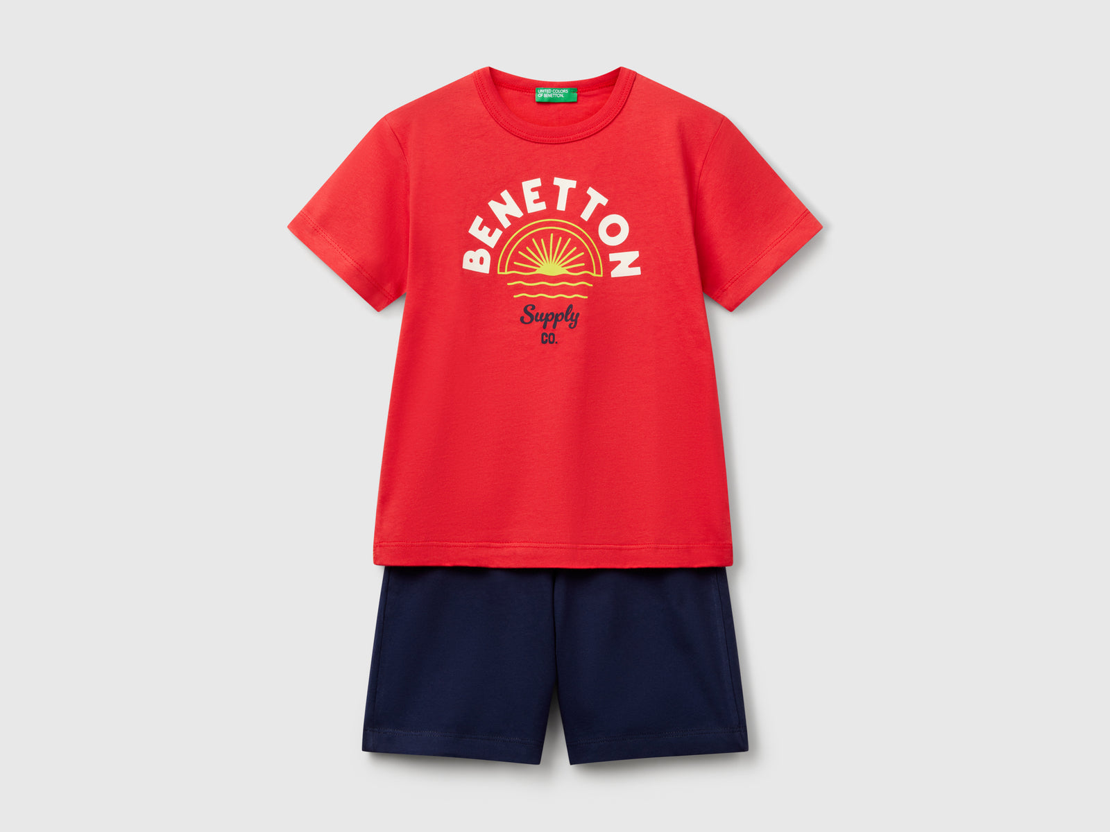 Completo t-shirt e bermuda 100% cotone da bimbo rosso | Benetton Outlet
