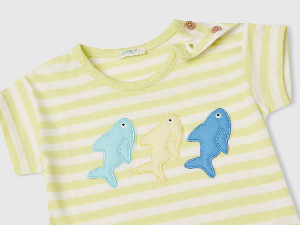 T-shirt a righe con patch squali