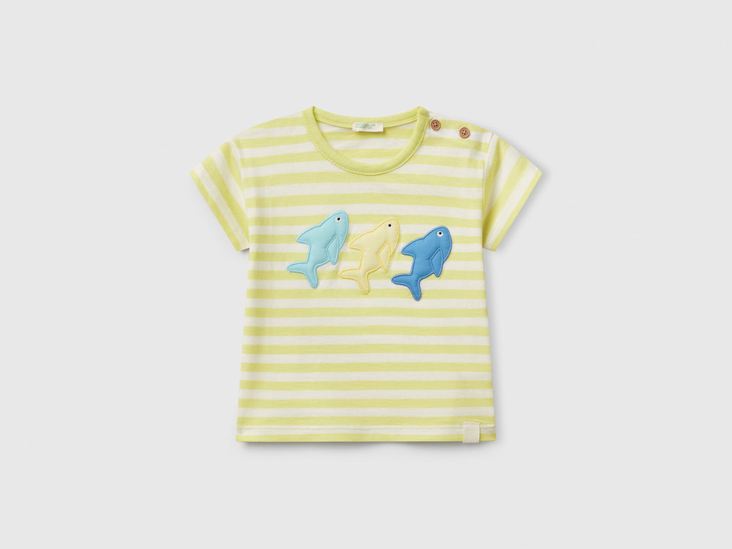 T-shirt a righe con patch squali da neonato giallo | Benetton Outlet