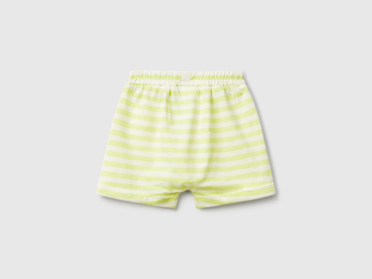 Shorts a righe con risvolto