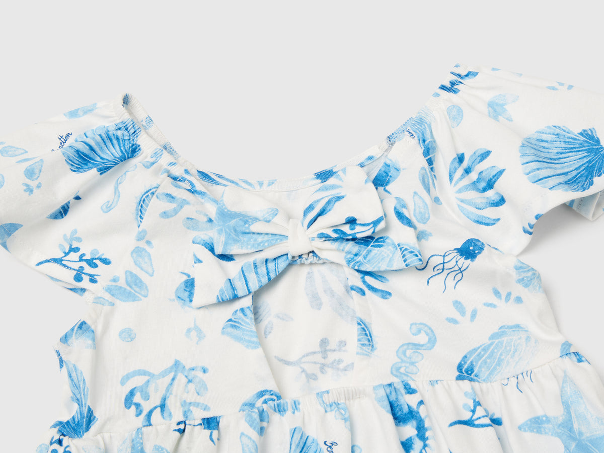 Vestito bianco con conchiglie blu