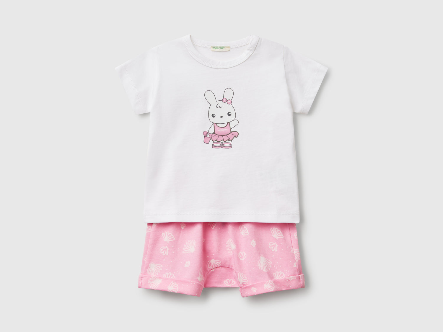 Completo t-shirt e bermuda da neonato rosa | Benetton Outlet