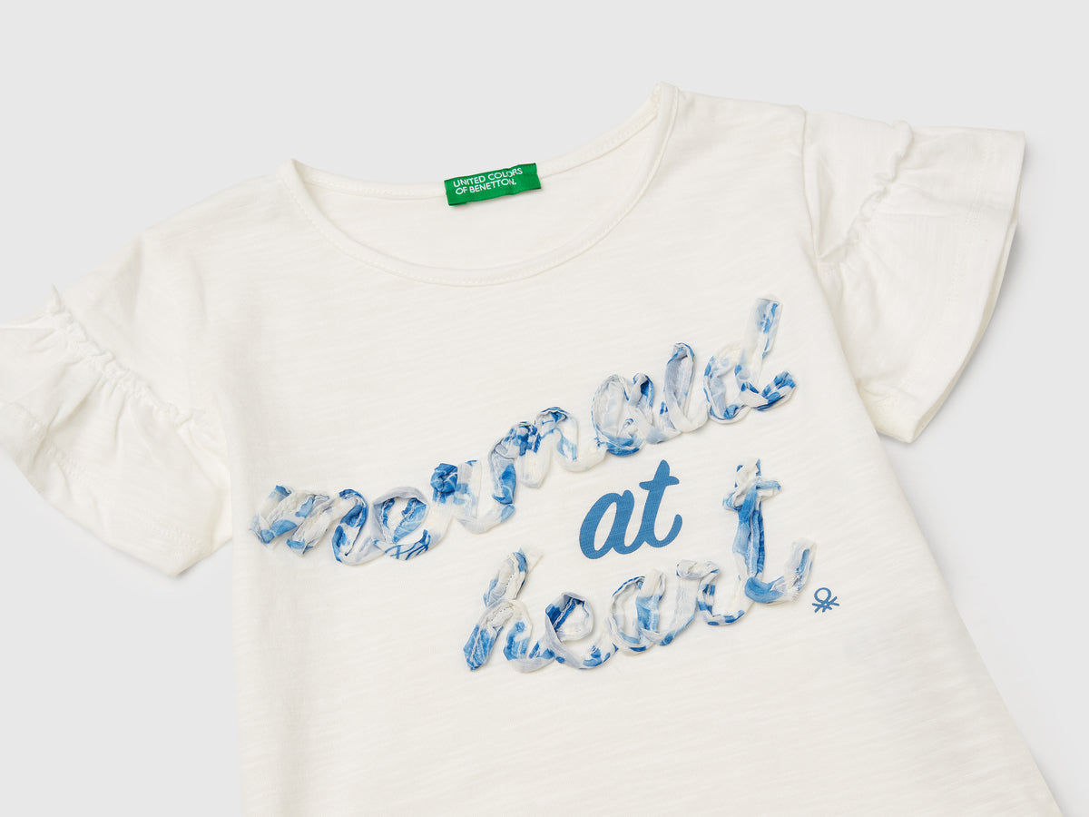 T-shirt con applicazione