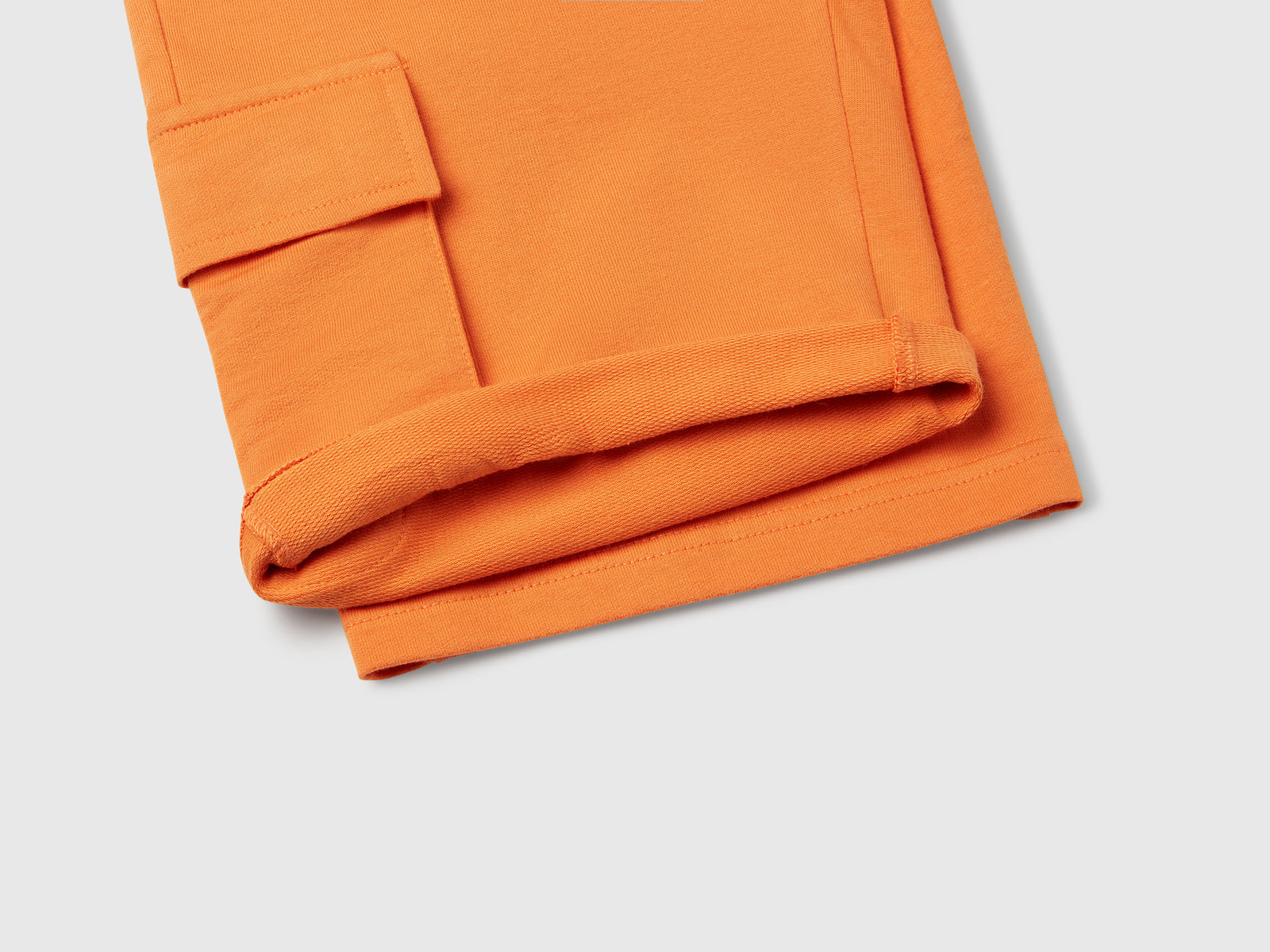 Shorts cargo in felpa leggera da bambino arancione 3 | Benetton Outlet