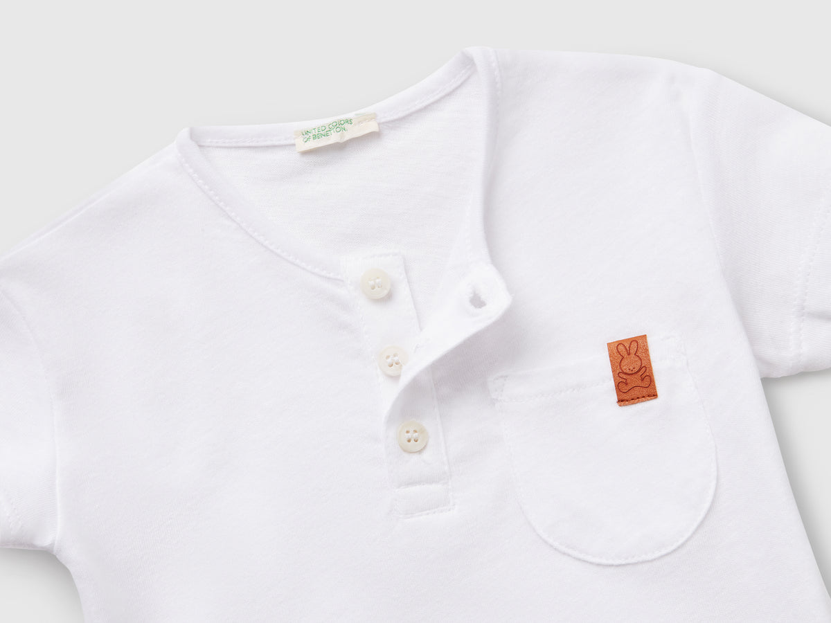 T-shirt con scollo serafino