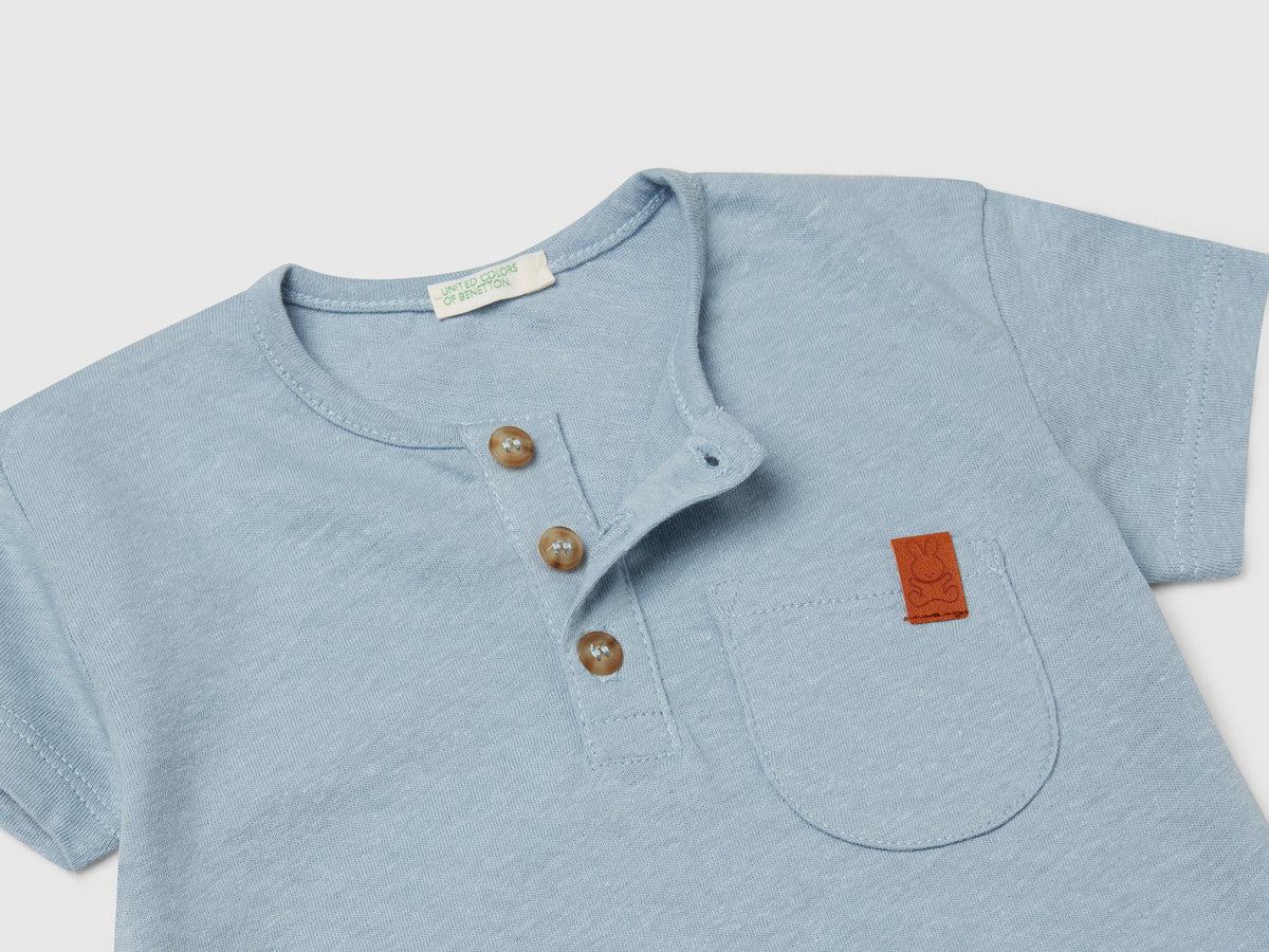 T-shirt con scollo serafino