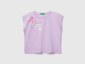 T-shirt con stampa e paillettes
