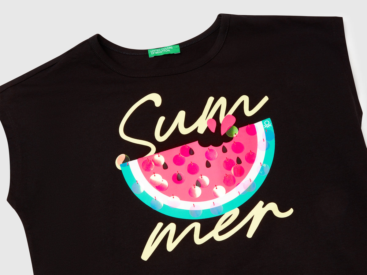 T-shirt con stampa e paillettes