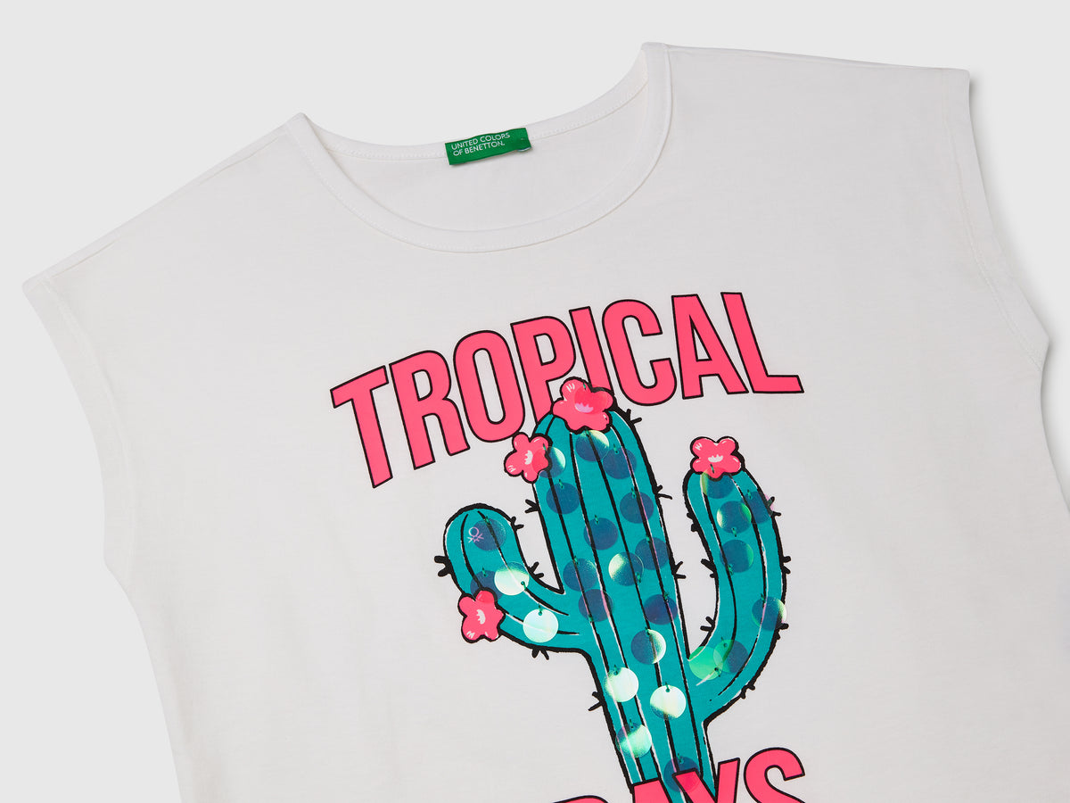 T-shirt con stampa e paillettes