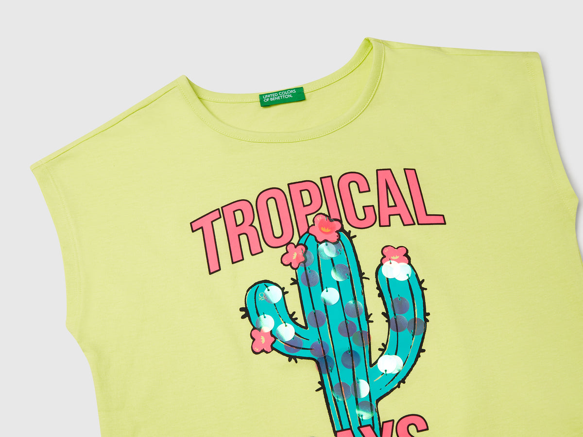 T-shirt con stampa e paillettes