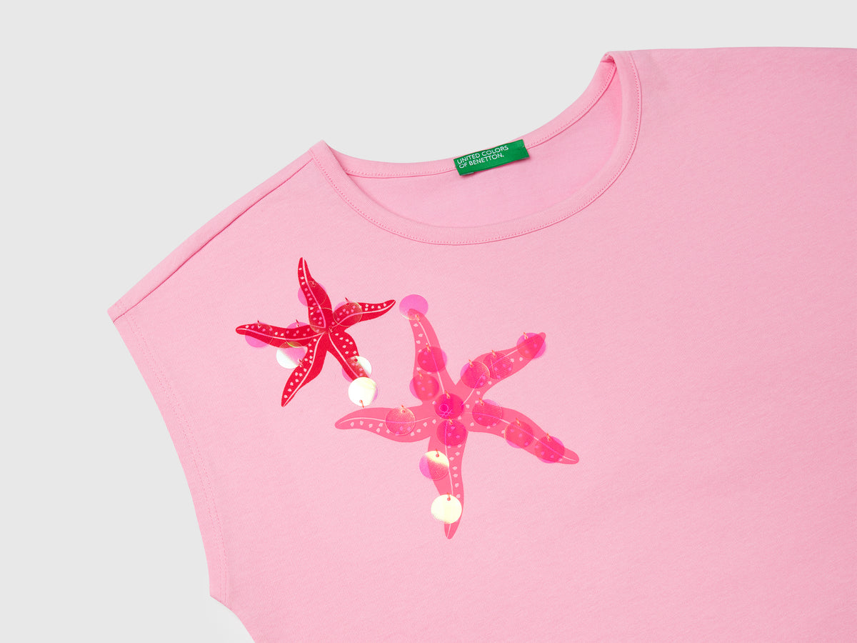 T-shirt con stampa e paillettes