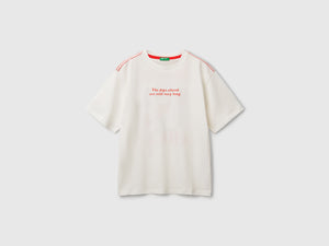 T-shirt con stampa slogan e ricamo