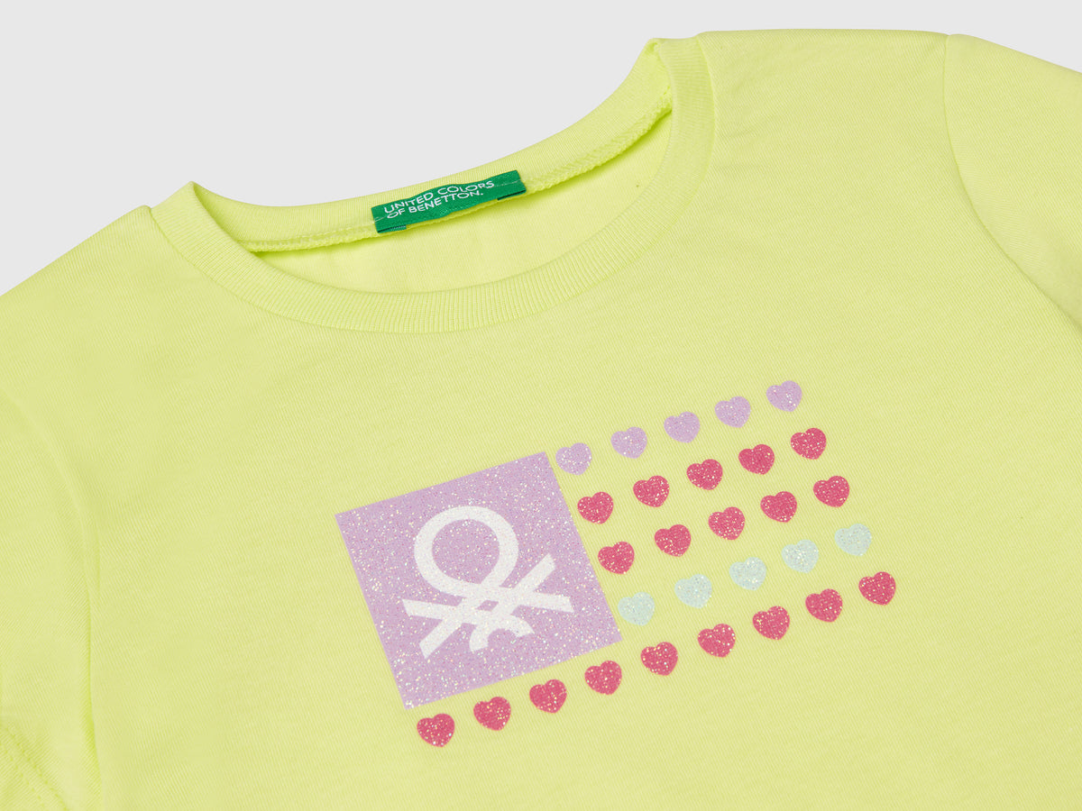 Maglietta con stampa glitter