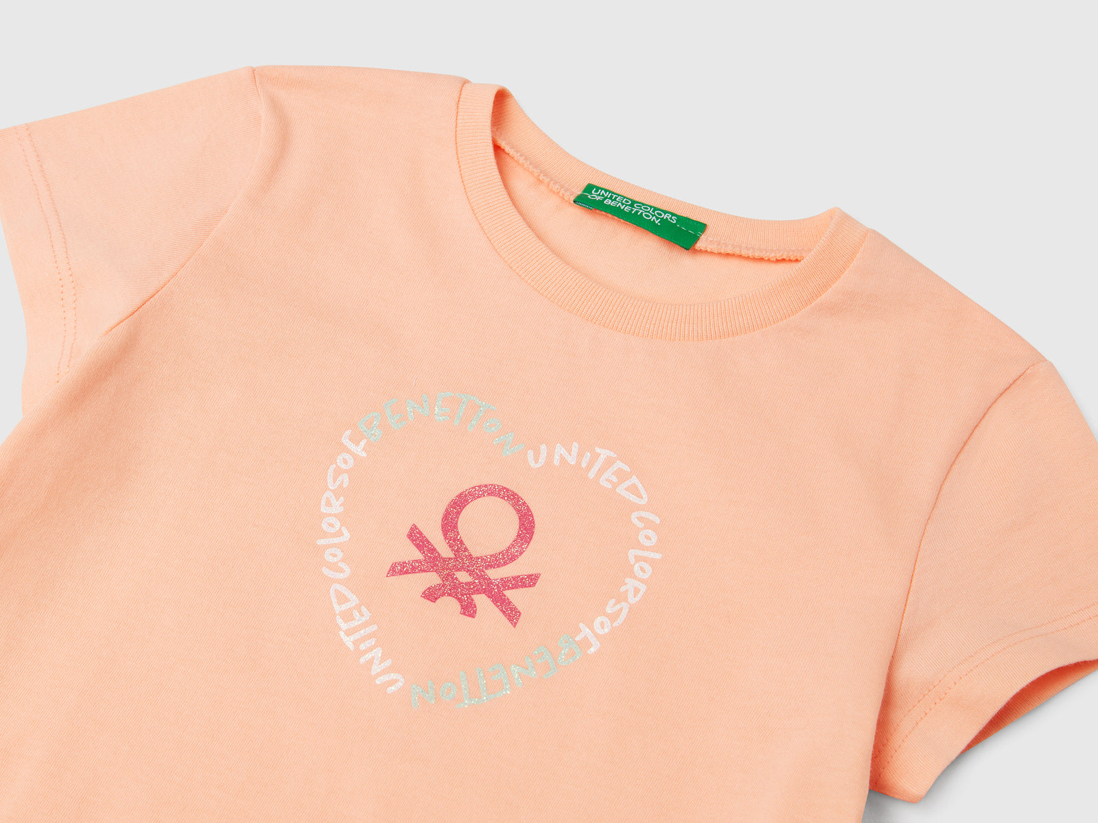 Maglietta con stampa glitter da bimba pesca 3 | Benetton Outlet