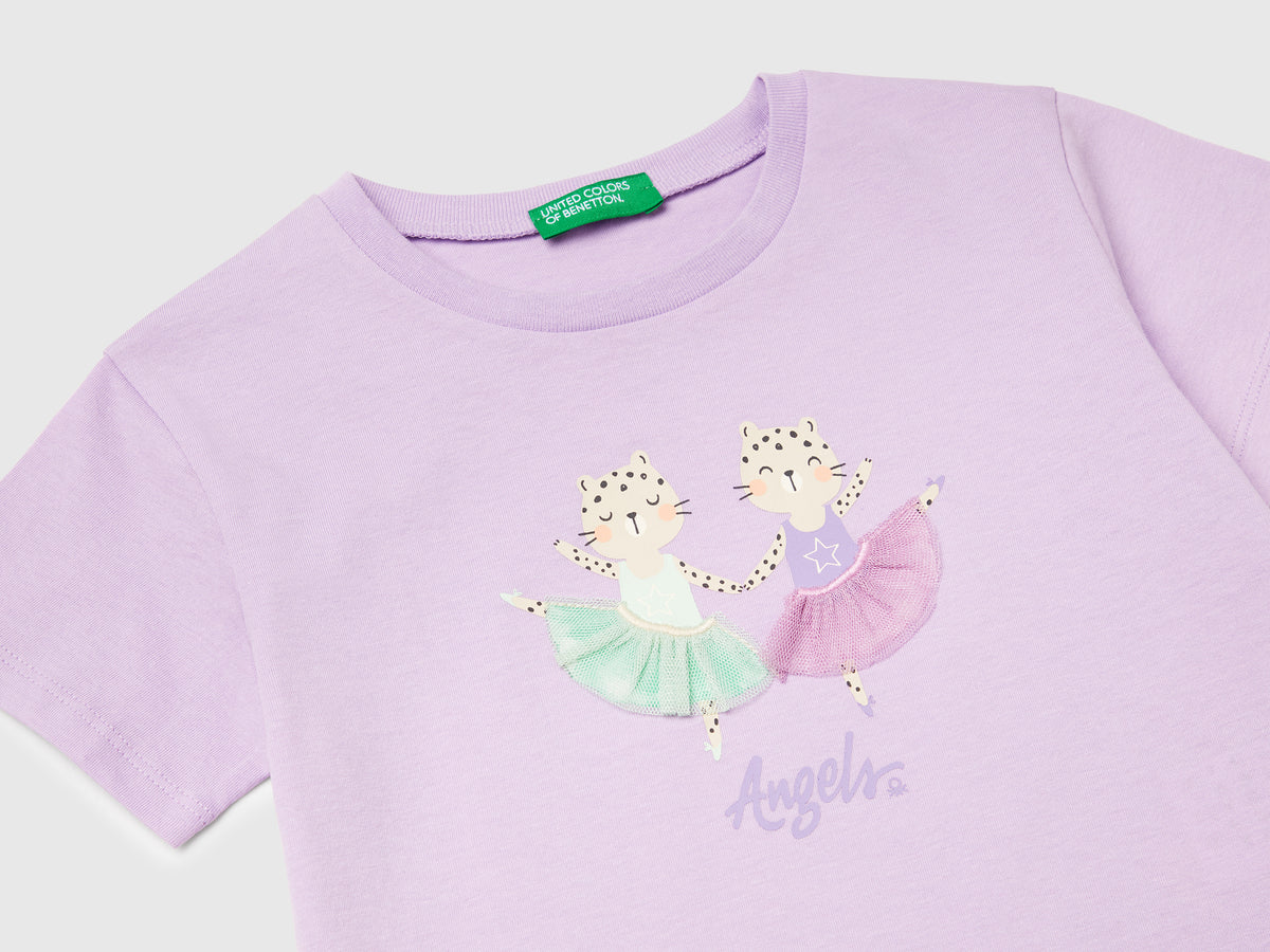 T-shirt con stampa e applicazione