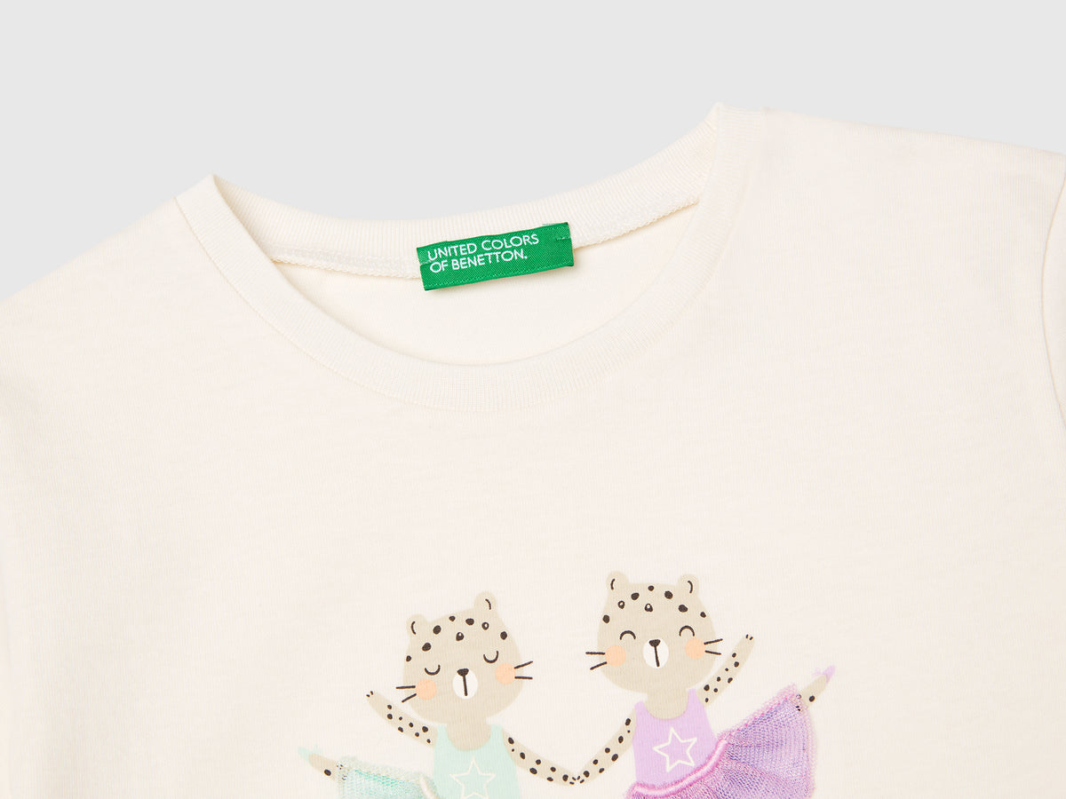 T-shirt con stampa e applicazione