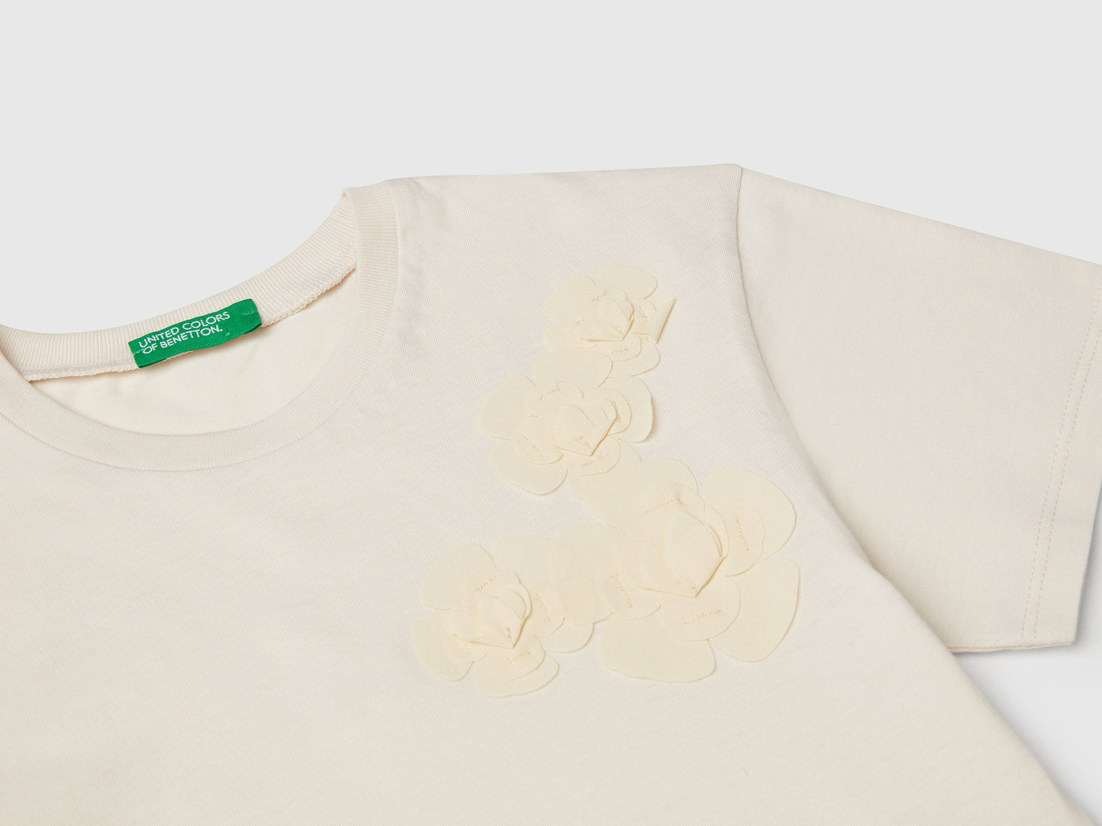 T-shirt con applicazioni da bimba beige 3 | Benetton Outlet