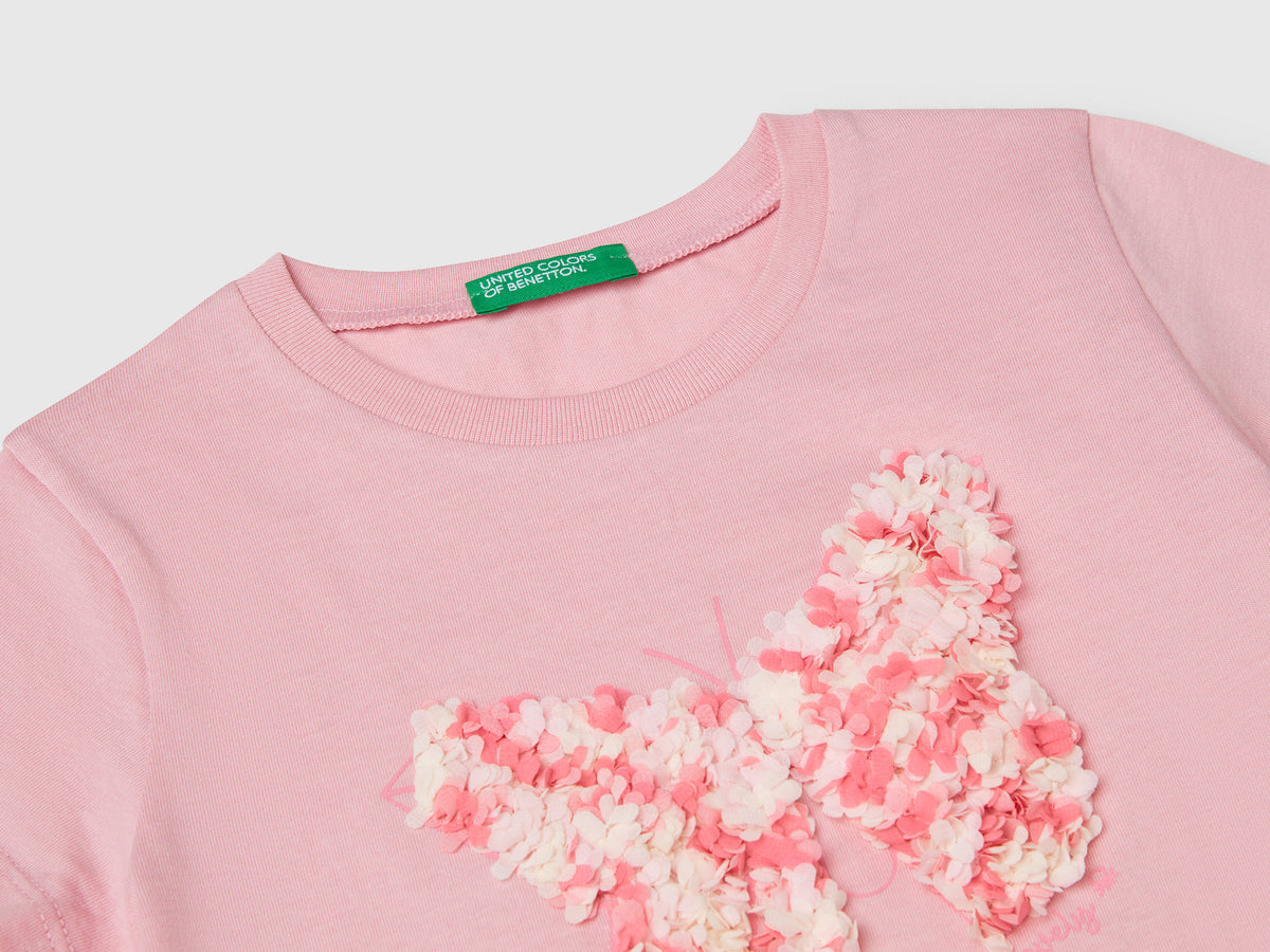 T-shirt con applicazione effetto petali