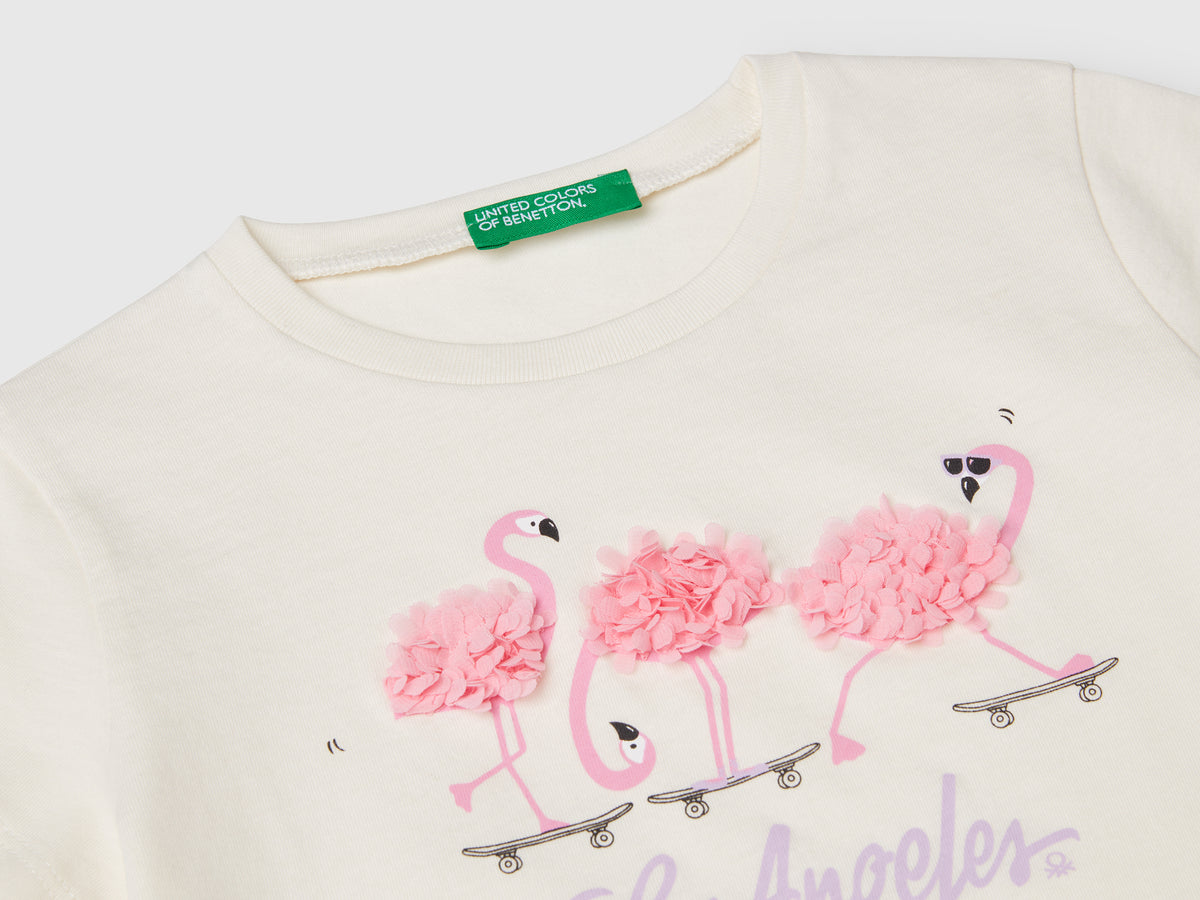 T-shirt con applicazione effetto petali