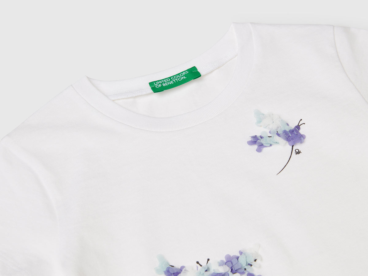 T-shirt con applicazione effetto petali