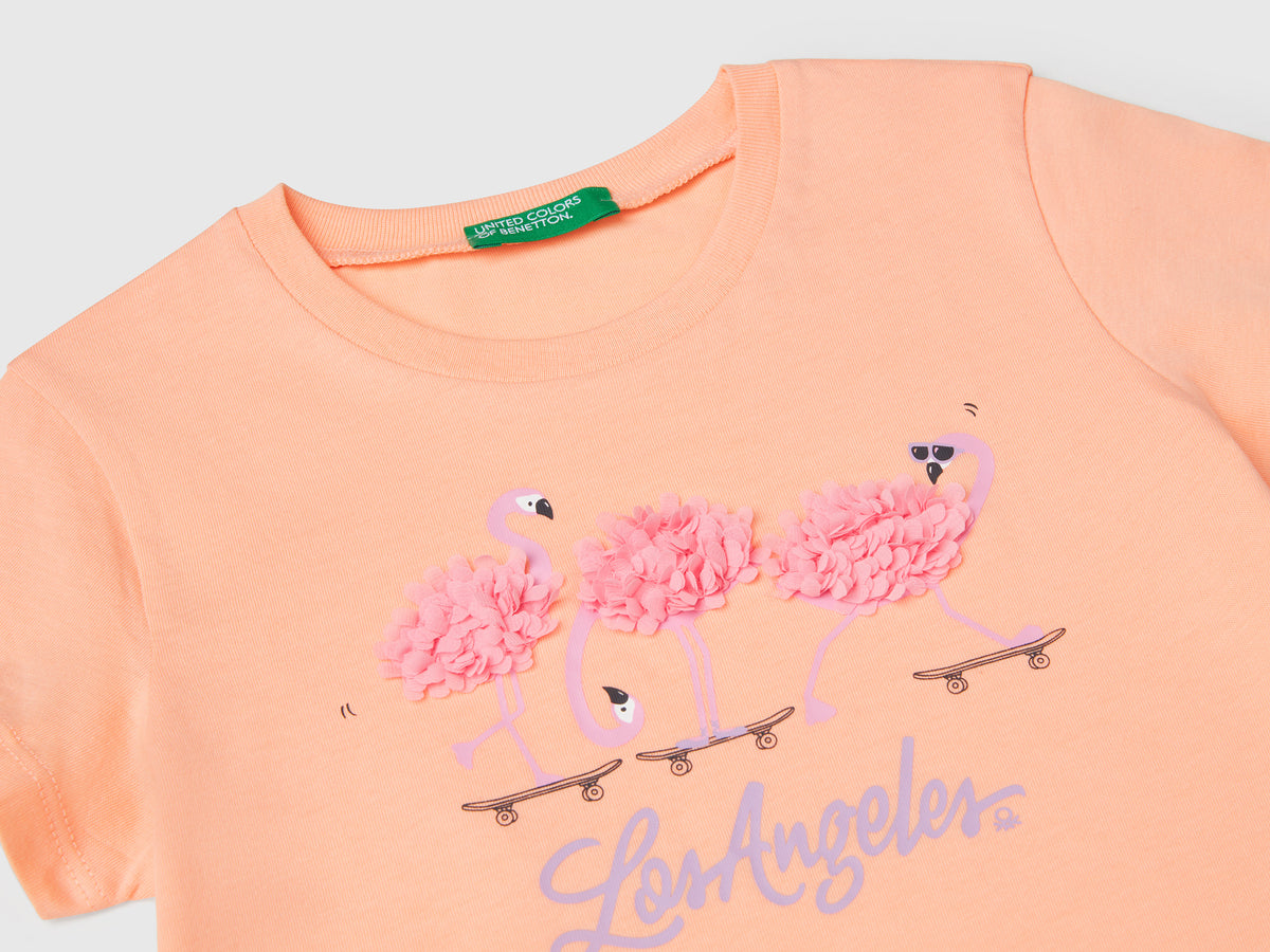 T-shirt con applicazione effetto petali