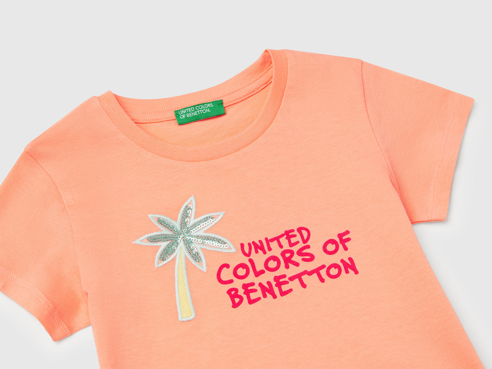 Maglietta con ricamo logo in cotone bio da bimba pesca 3 | Benetton Outlet