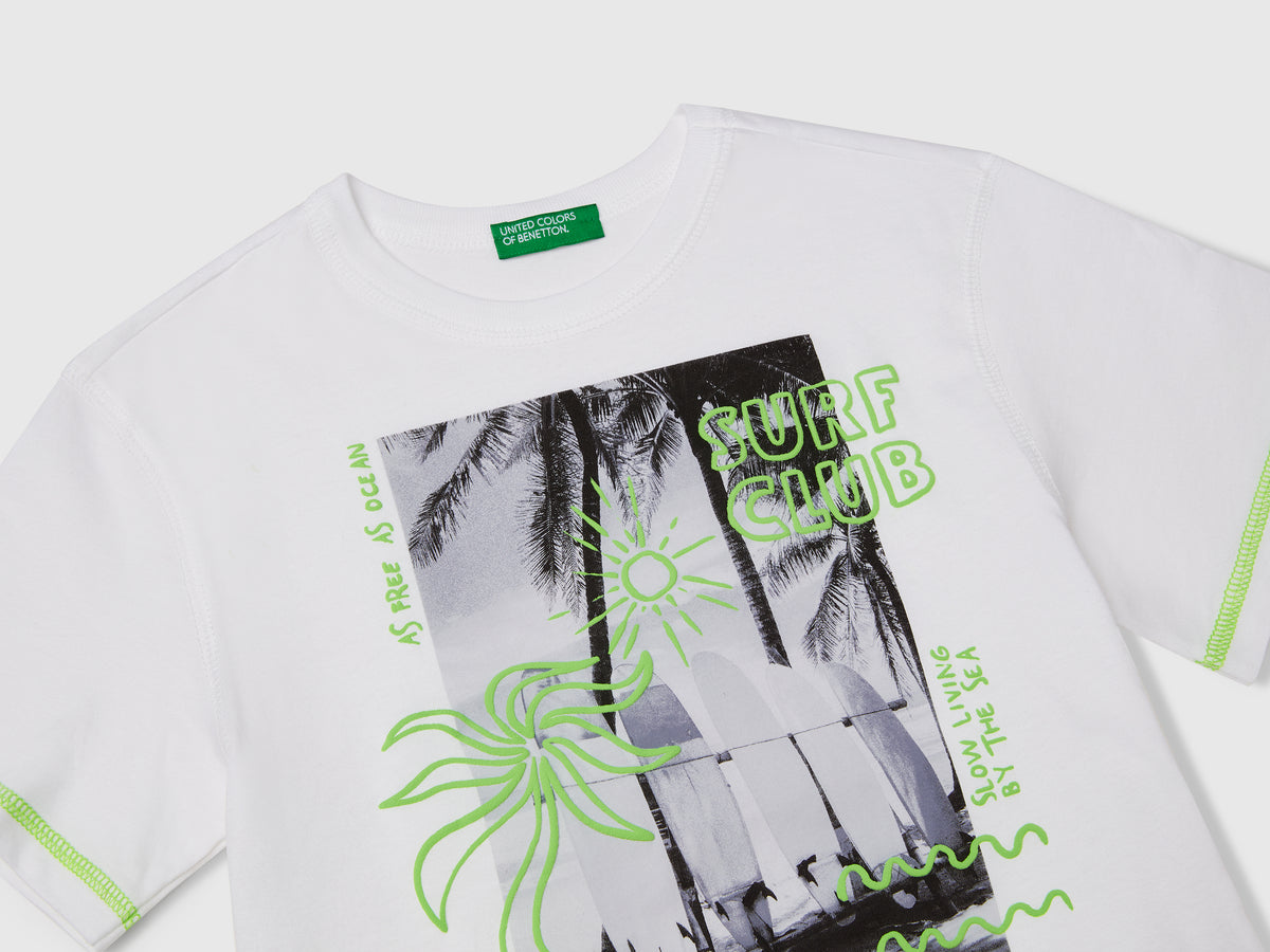 T-shirt con dettagli fluo