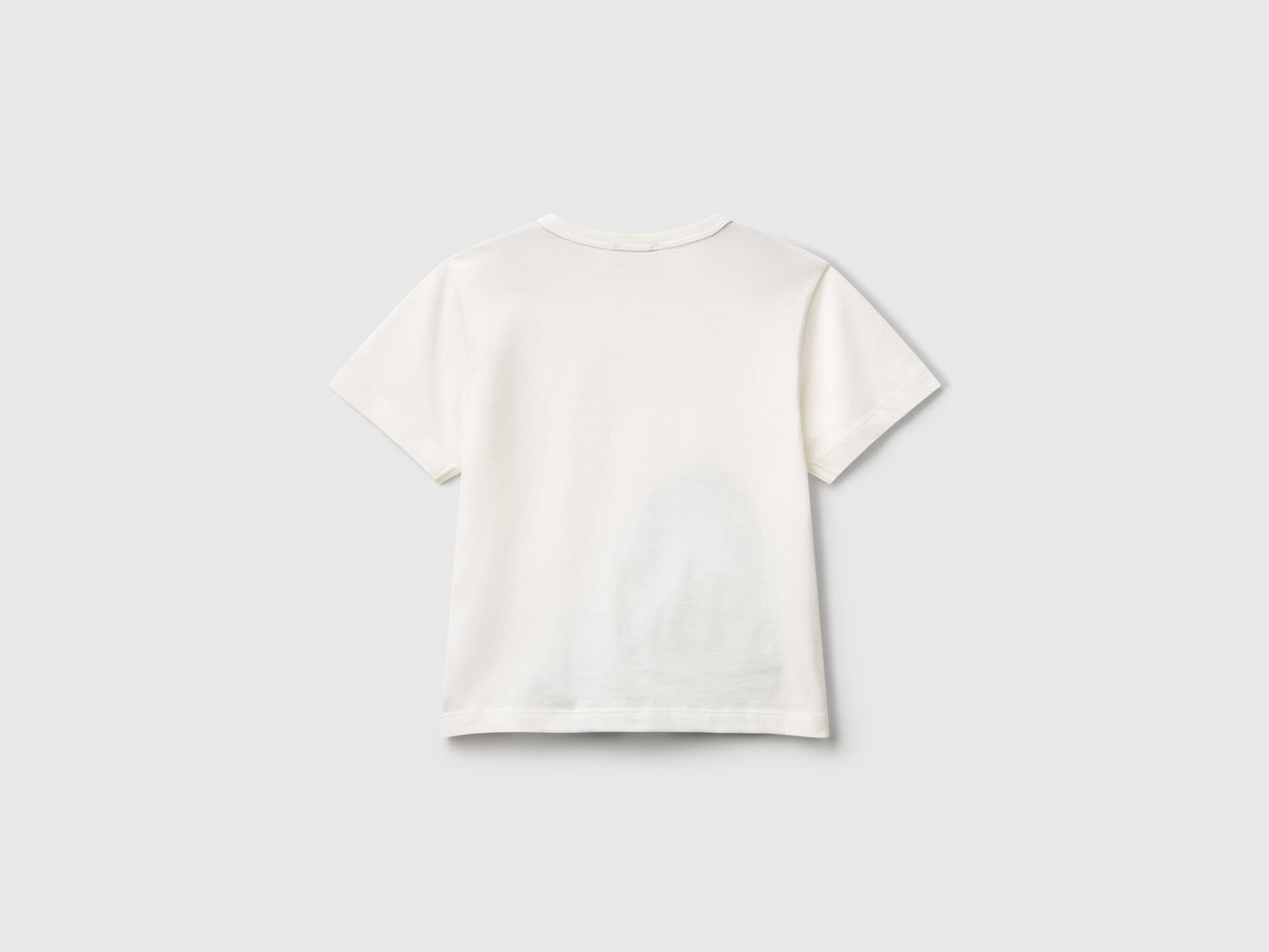 T-shirt con stampa squalo e applicazione