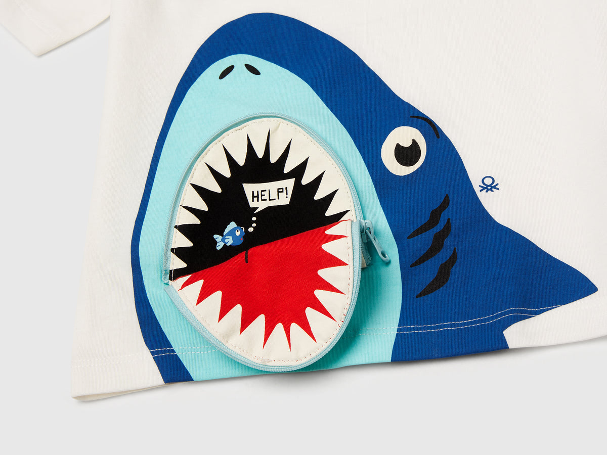 T-shirt con stampa squalo e applicazione