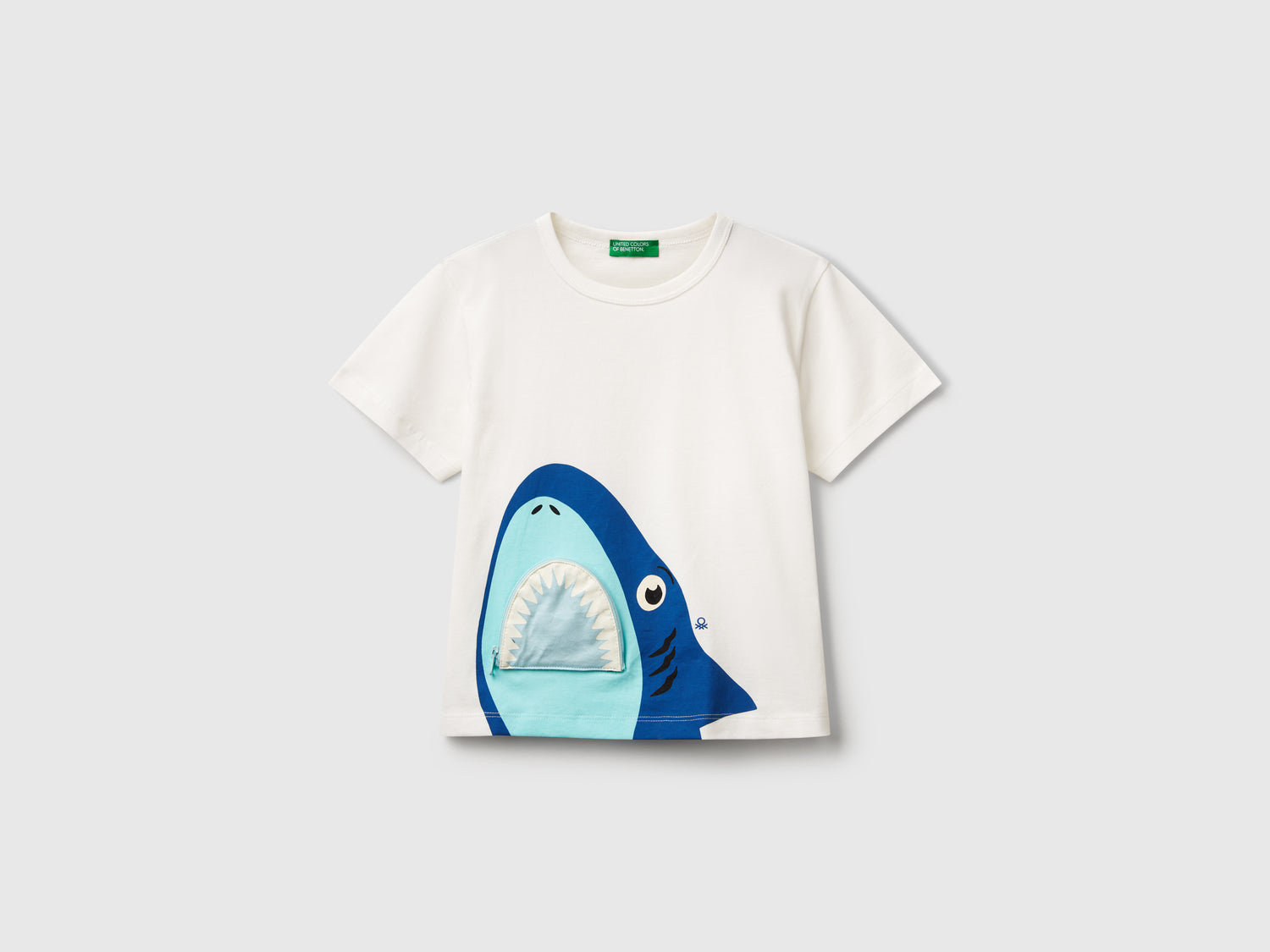 T-shirt con stampa squalo e applicazione da bimbo bianco | Benetton Outlet