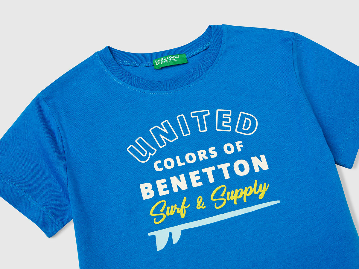 T-shirt con stampa e applicazione