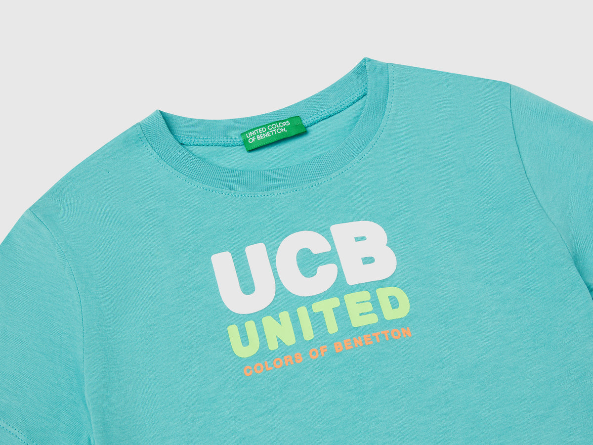 T-shirt con stampa e applicazione