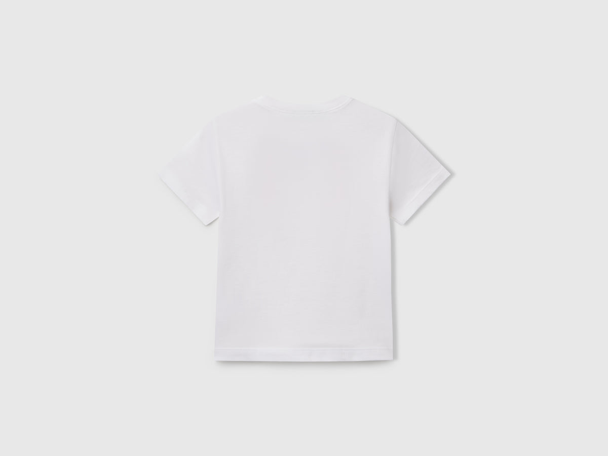 T-shirt con stampa e applicazione