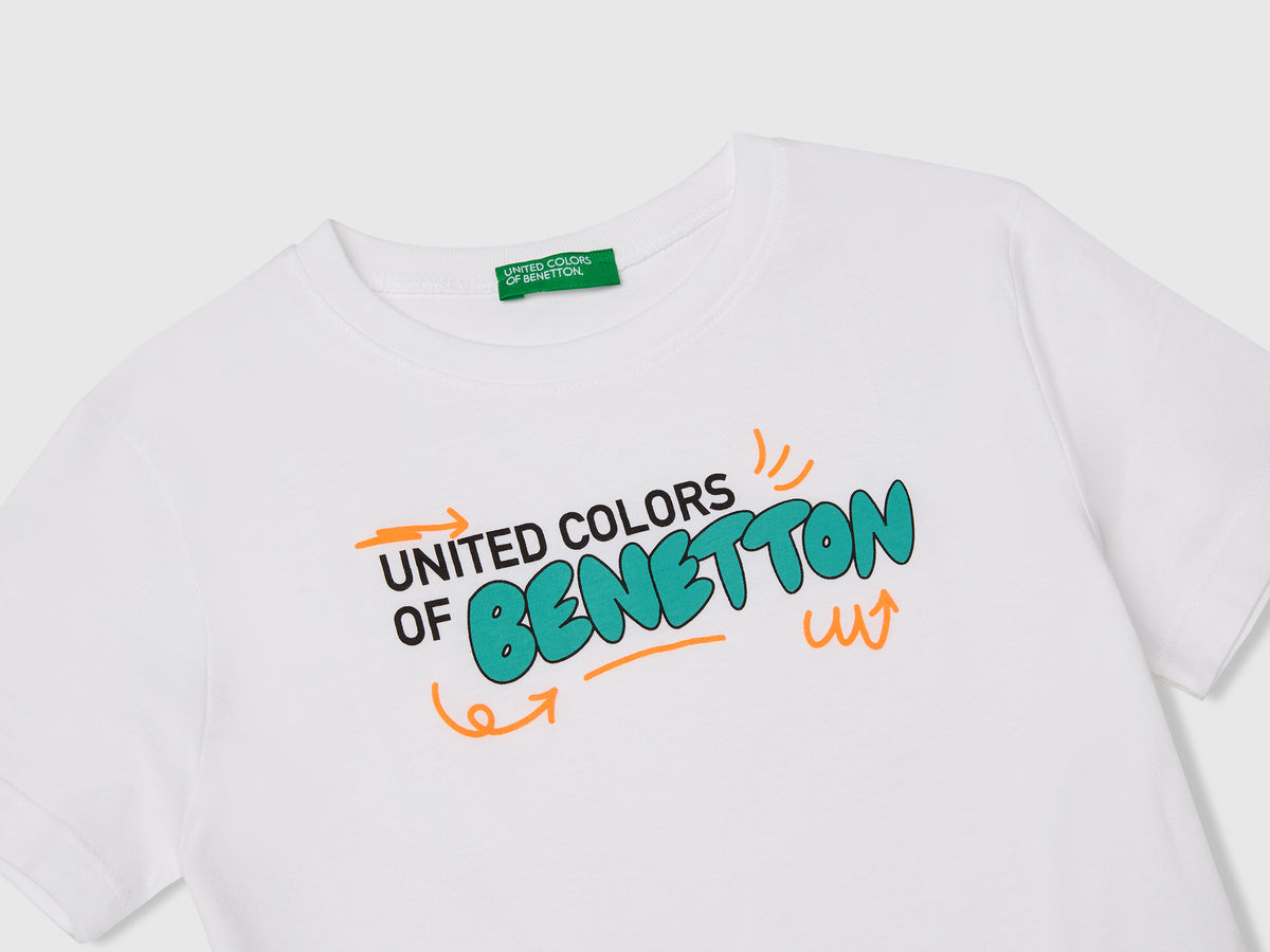 T-shirt con stampa e applicazione