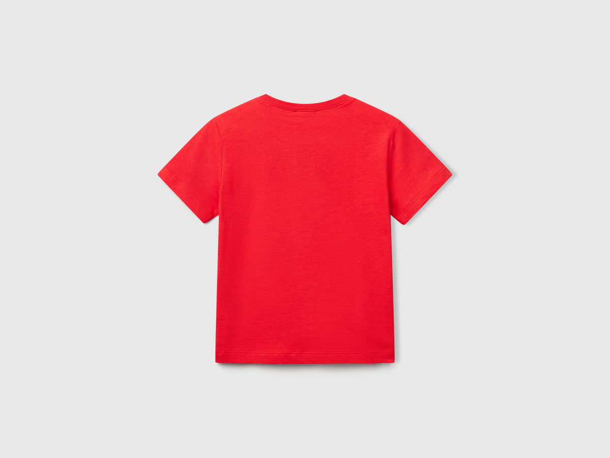 T-shirt con stampa e applicazione