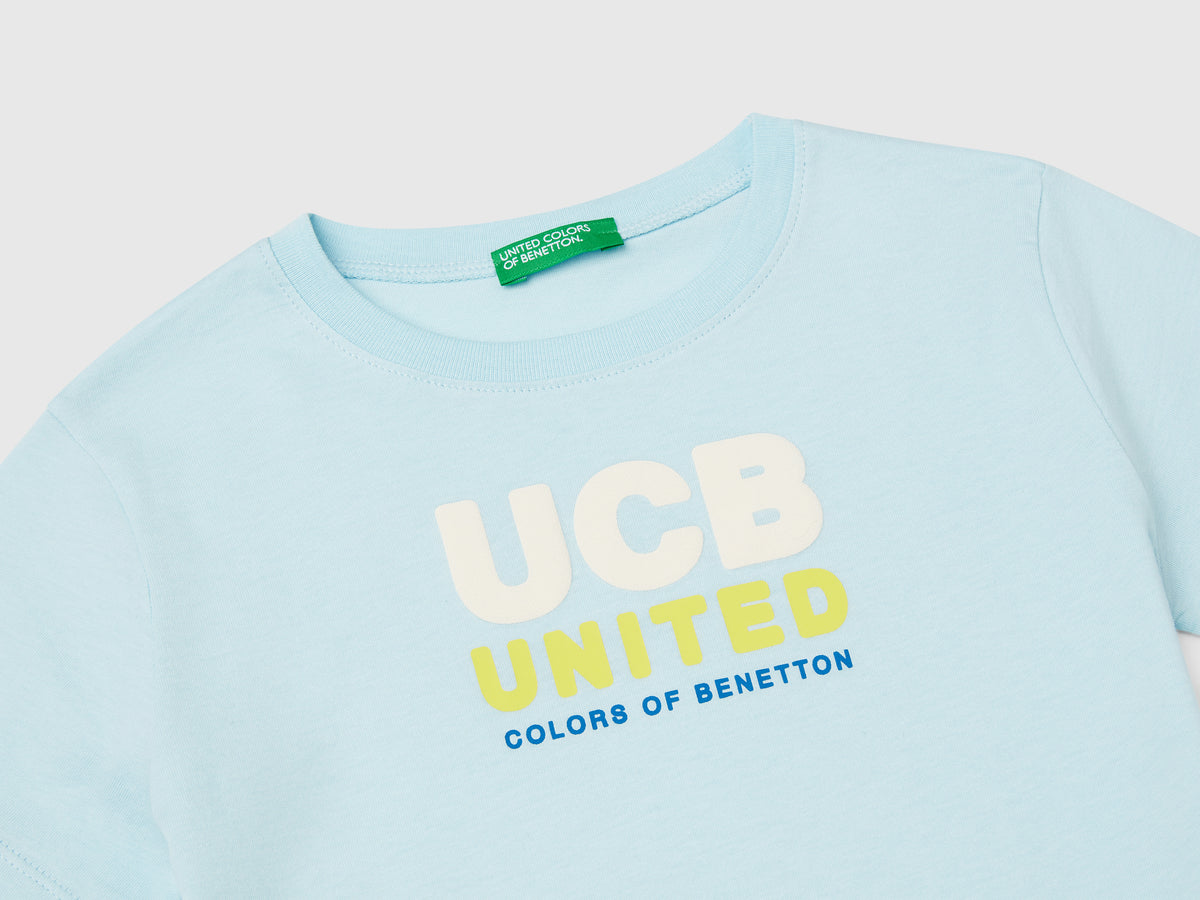 T-shirt con stampa e applicazione