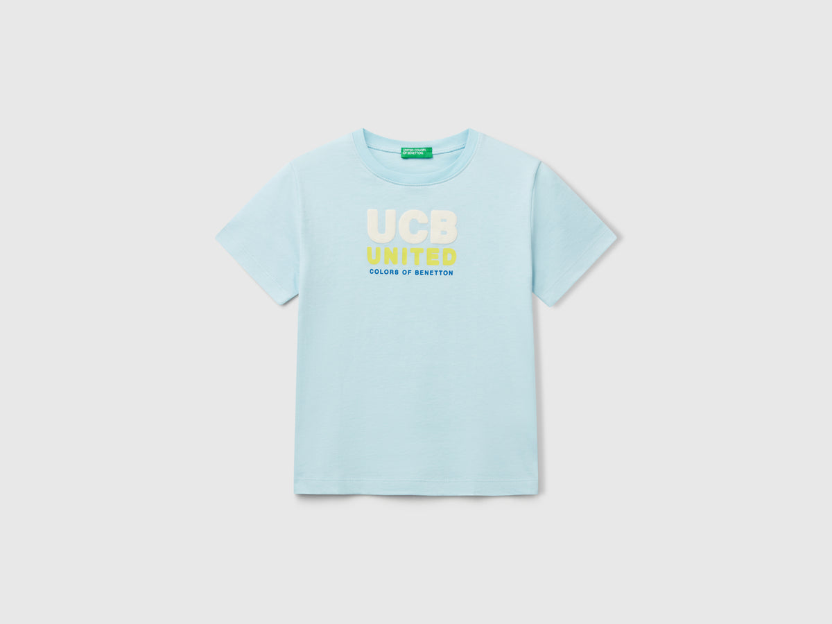 T-shirt con stampa e applicazione