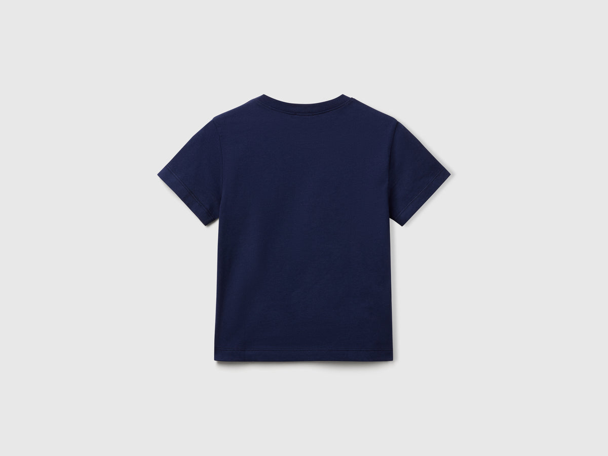 T-shirt con stampa e applicazione