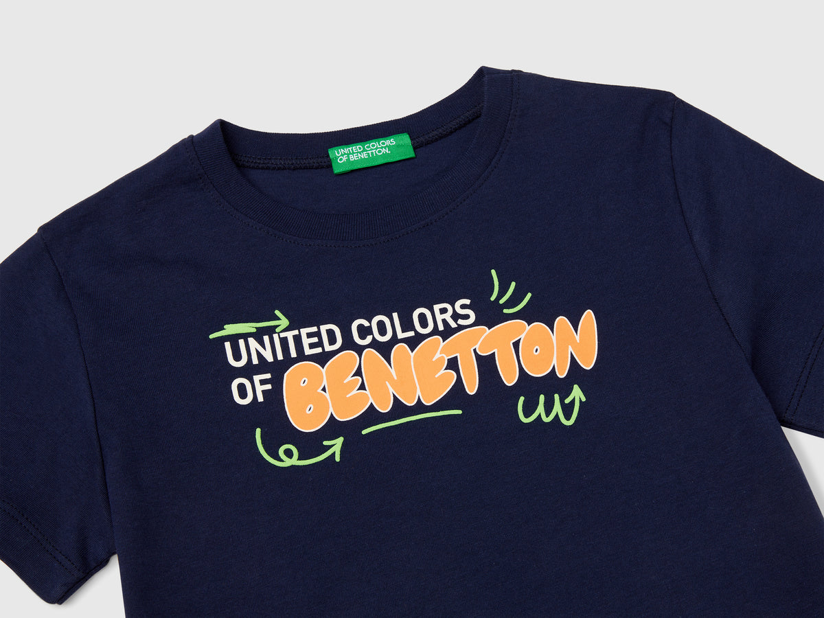 T-shirt con stampa e applicazione