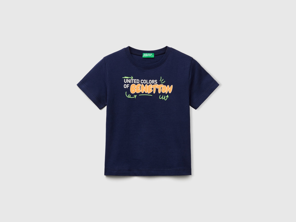T-shirt con stampa e applicazione
