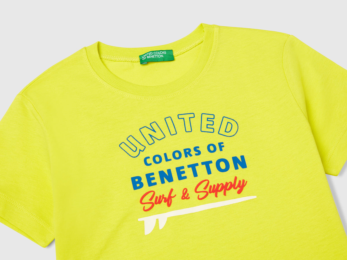 T-shirt con stampa e applicazione