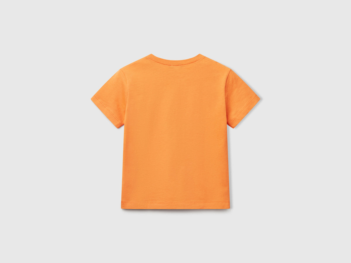 T-shirt con stampa e applicazione
