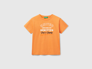 T-shirt con stampa e applicazione