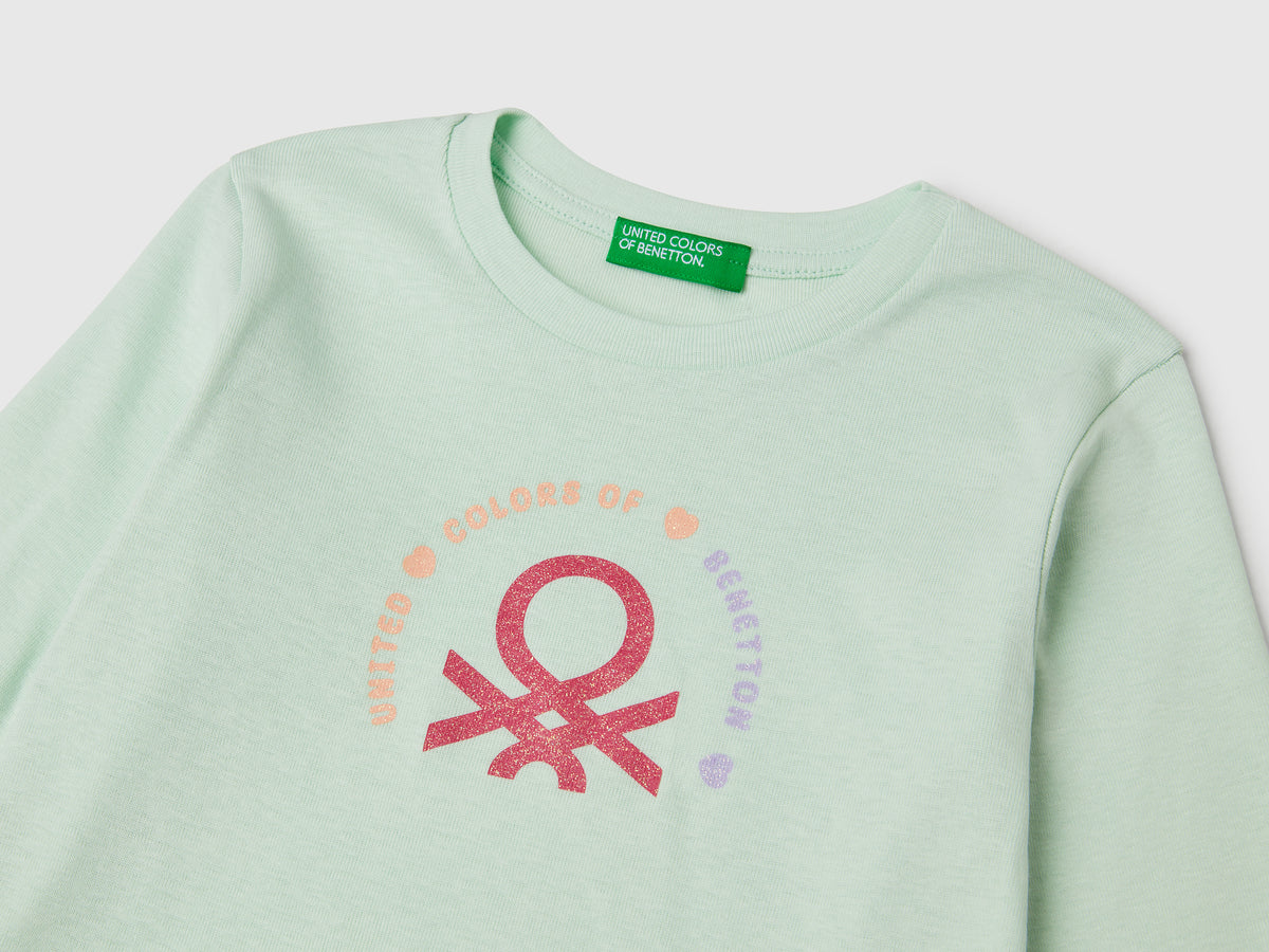 T-shirt slim fit con stampa glitter