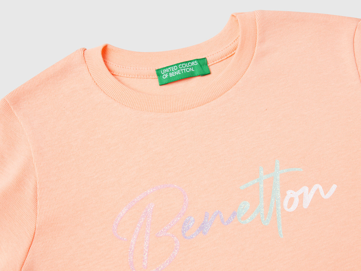 T-shirt slim fit con stampa glitter