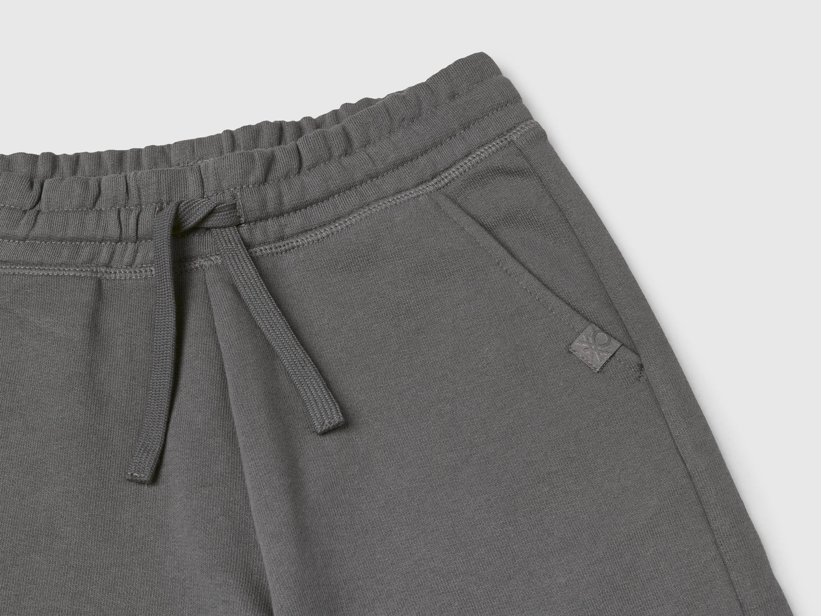 Bermuda in felpa di puro cotone da bambino grigio scuro 3 | Benetton Outlet