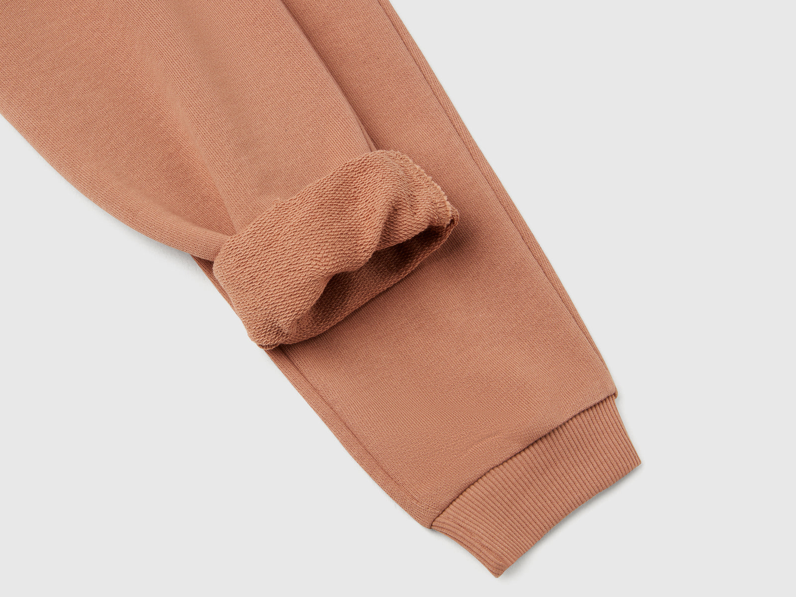 Pantaloni in felpa con logo da bambina cammello 3 | Benetton Outlet