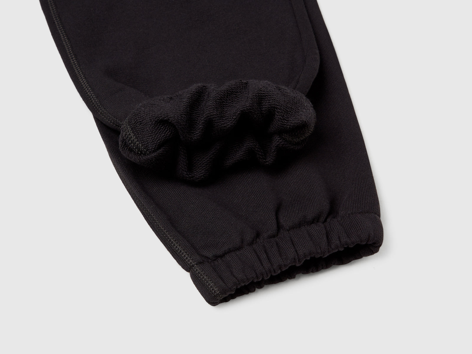 Joggers con stampa sul retro da bambino nero 3 | Benetton Outlet