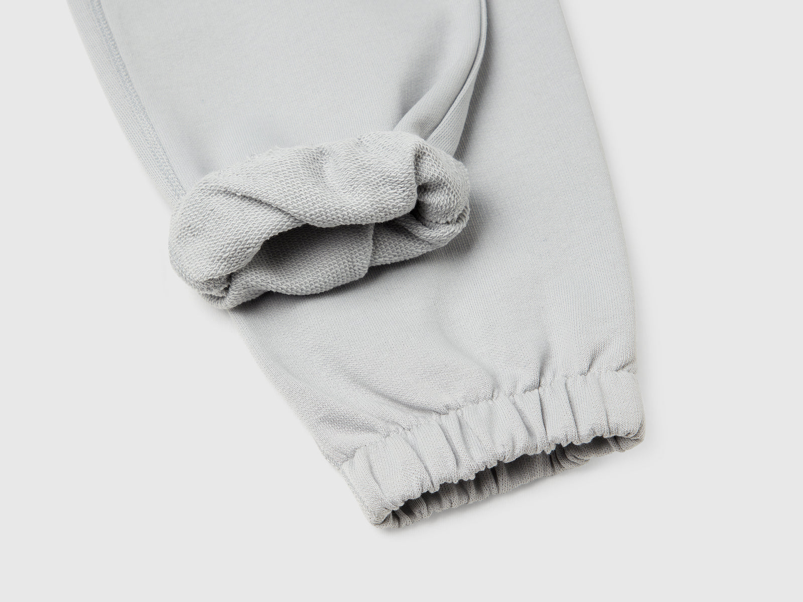 Joggers con stampa sul retro da bambino grigio 3 | Benetton Outlet